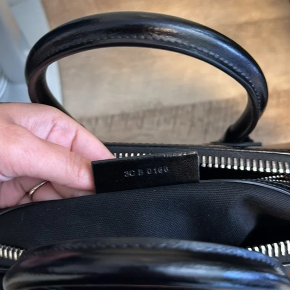 Authentic Givenchy Small Antigona Smooth Leather - Picture 3 of 10